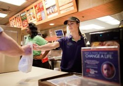 Operatori fast food al lavoro